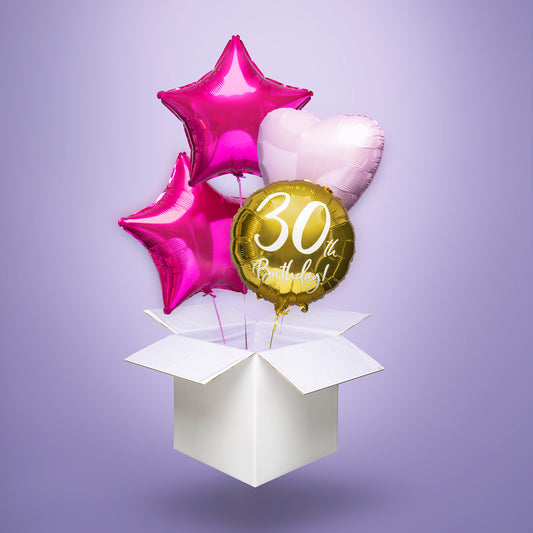 Zestaw balonów foliowych na 30. urodziny: dwie różowe gwiazdki, jasnoróżowe serce i złoty okrągły balon z napisem „30th Birthday”, wypełnione helem i wyskakujące z białego kartonu.