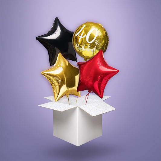 Zestaw balonów foliowych na 40. urodziny: złoty okrągły balon z napisem „40th Birthday” oraz trzy gwiazdy – czarna, złota i czerwona – wypełnione helem i wyskakujące z białego pudełka.