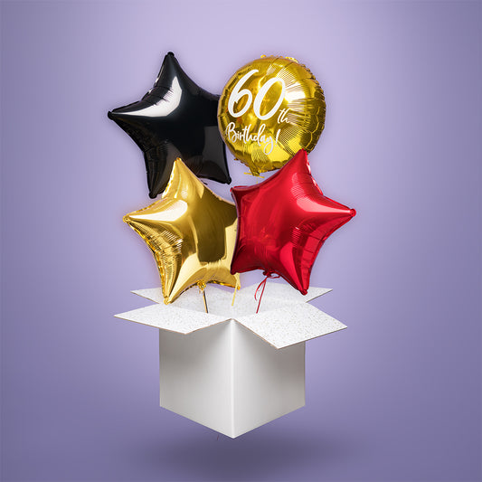 Zestaw balonów foliowych na 60. urodziny: złoty okrągły balon z napisem „60th Birthday” oraz trzy gwiazdy – czarna, złota i czerwona – wypełnione helem i wyskakujące z białego kartonu.