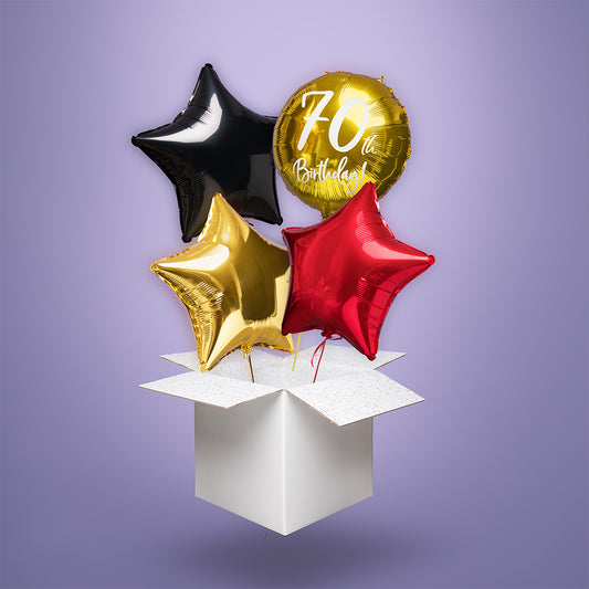 Zestaw balonów foliowych na 70. urodziny: złoty okrągły balon z napisem „70th Birthday” oraz trzy gwiazdy – czarna, złota i czerwona – wypełnione helem i wyskakujące z białego kartonu.