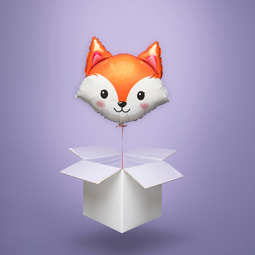 Rudy balon foliowy w kształcie liska, wypełniony helem i wyskakujący z białego kartonu – uroczy prezent urodzinowy dla dziecka oraz miłośnika bajkowych zwierząt.