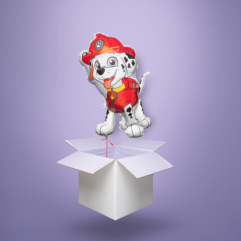 Balon foliowy z helem w kształcie pieska Marshalla z bajki Psi Patrol, unoszący się z dekoracyjnego pudełka prezentowego. Idealny jako prezent lub dekoracja na wyjątkowe okazje dla dzieci. Wysyłka na terenie Polski.