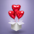 Trzy czerwone balony foliowe w kształcie serc, wypełnione helem i wyskakujące z białego kartonu – idealny romantyczny podarunek na Walentynki, rocznicę lub urodziny ukochanej osoby.
