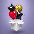 Zestaw balonów foliowych na 40. urodziny: złoty okrągły balon z napisem „40th Birthday”, dwie czarne gwiazdy i czerwone serce, wypełnione helem i wyskakujące z białego kartonu.